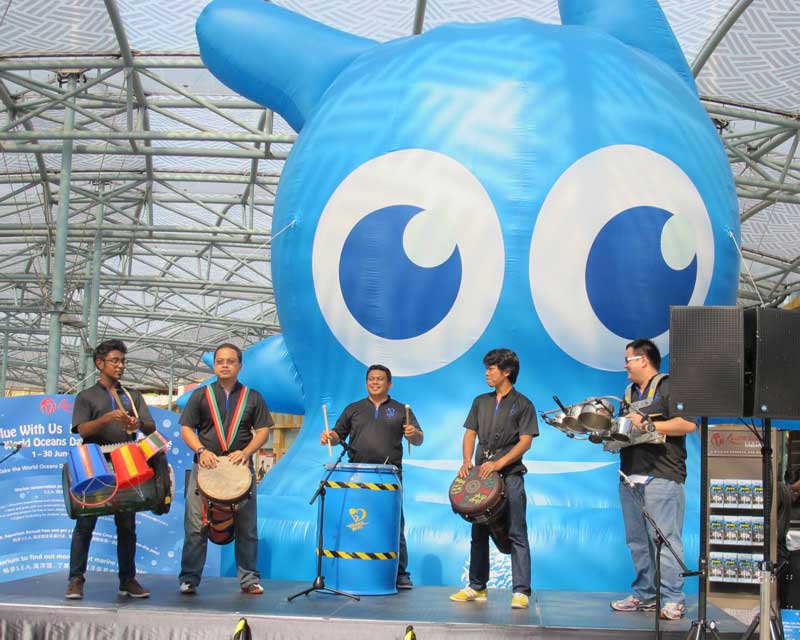 The band, One Heartbeat got things off to a sizzling start with their samba-inspired music and instruments made out of recycled household items. In the background is the giant inflatable version of Bluub, RWS’s conservation mascot.