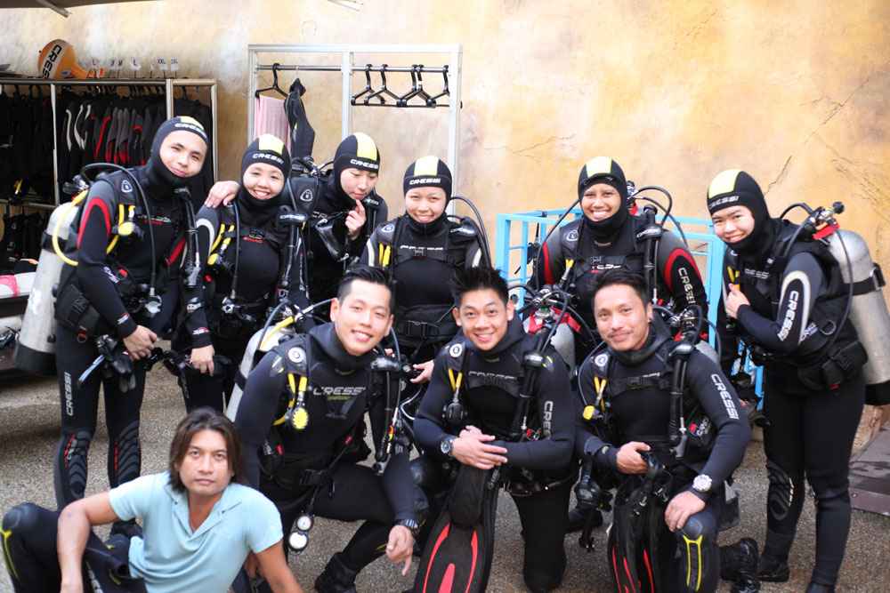 You'll be learning Open Water Dive from S.E.A. Aquarium divers. They're the ones in the front row.